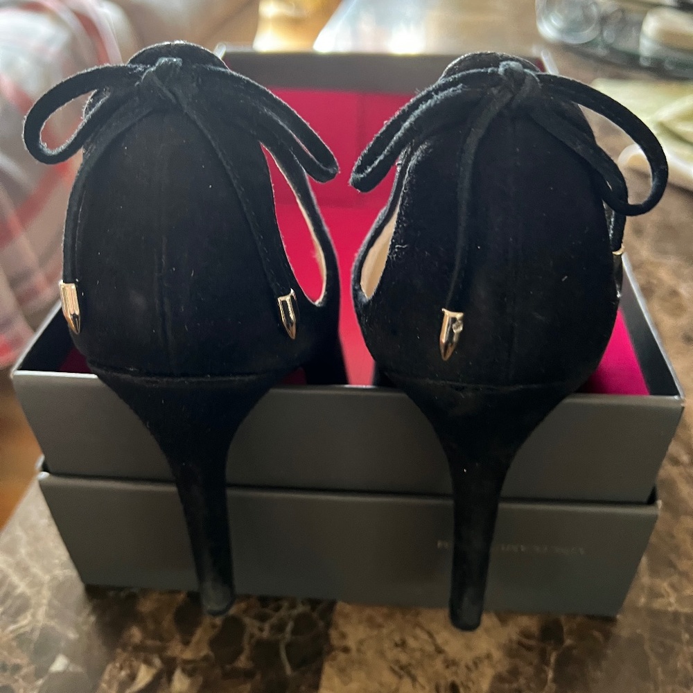 VINCE CAMUTO BLACK SUEDE HIGH HEEL PUMPS "CARISSAH" W BOW ACCENT & CUTOUT - Picture 5 of 9